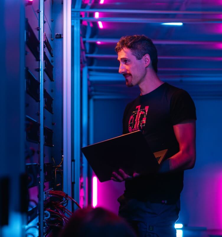 Employees in a T-Systems data center