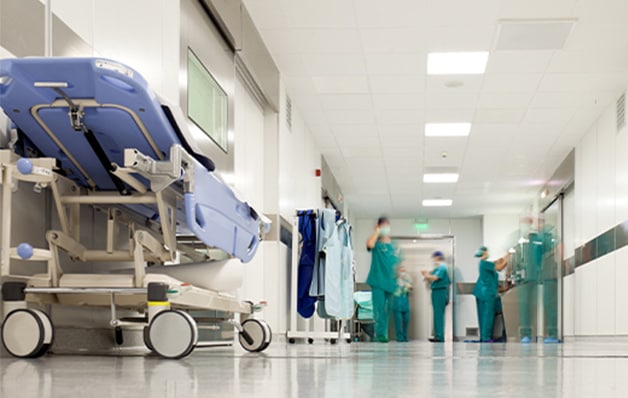 Couloir d'hôpital avec médecins