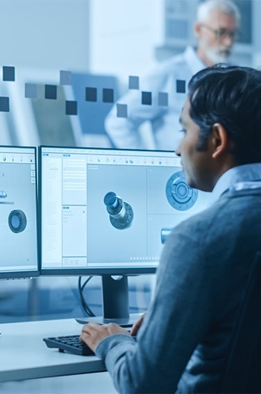 Una persona sentada y trabajando delante de un monitor