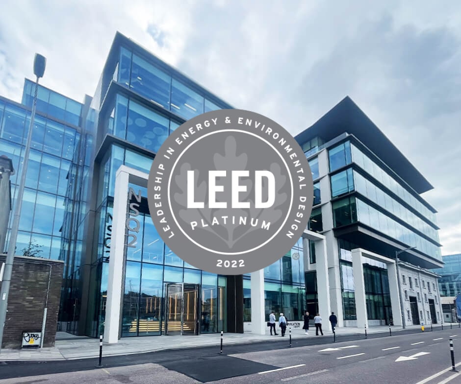 Vista dell'edificio di NetApp Cork con un logo sovrapposto con la scritta LEED PLATINUM 2022 - Leadership nel design energetico e ambientale