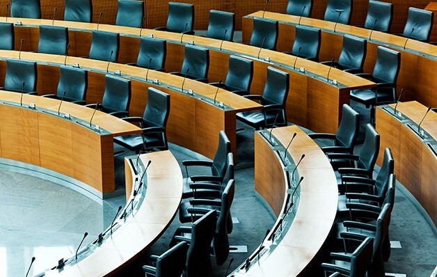 Großer, leerer Regierungssaal