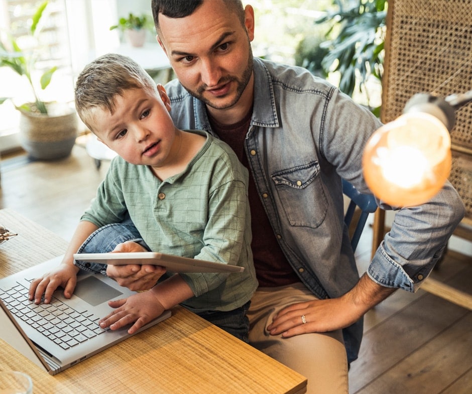 Person und Kind, die einen Laptop verwenden