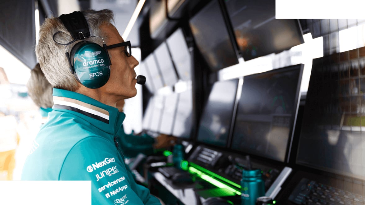 Vue latérale d'un membre de l'écurie de F1 Aston Martin qui regarde des écrans pour évaluer les performances.