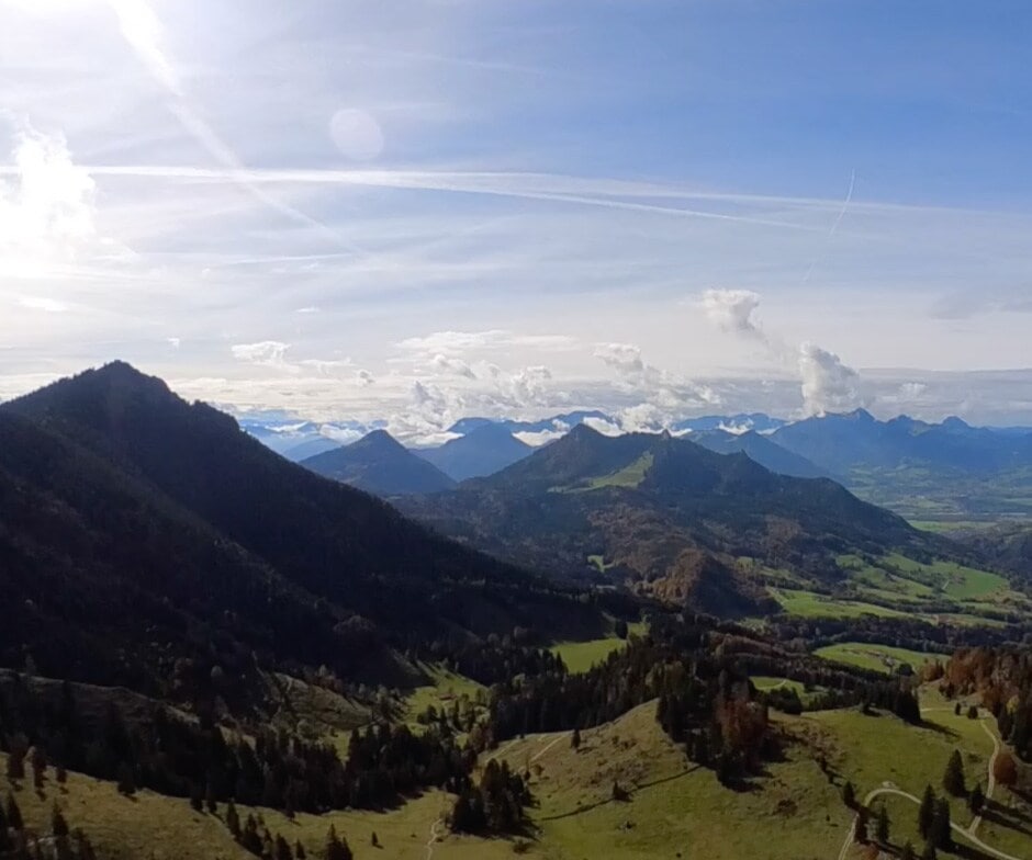 Blauer Himmel und Berge