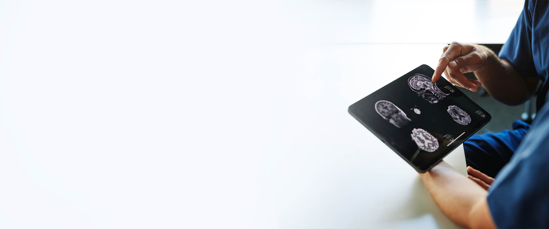 Médecins utilisant une tablette