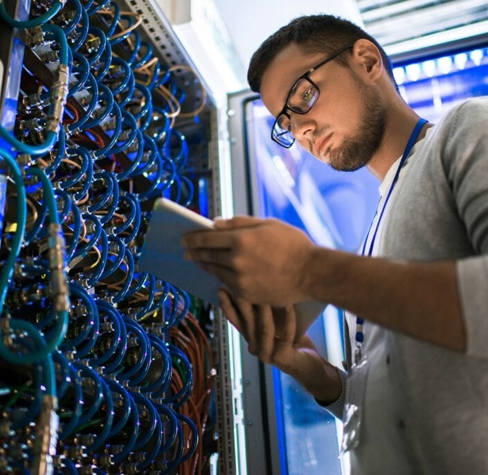 persona trabajando en un equipo con cables