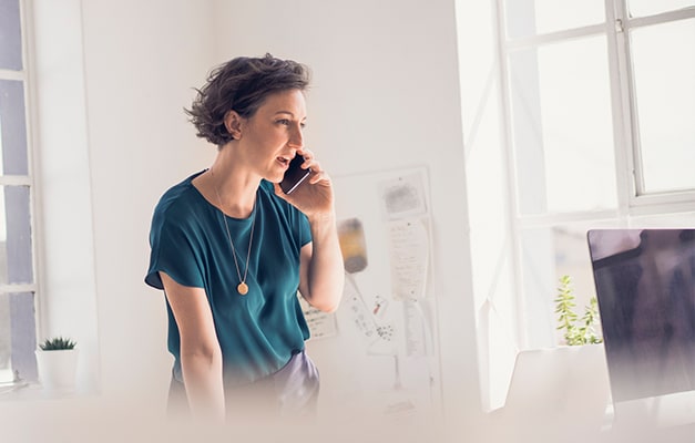 Person beim Telefonieren