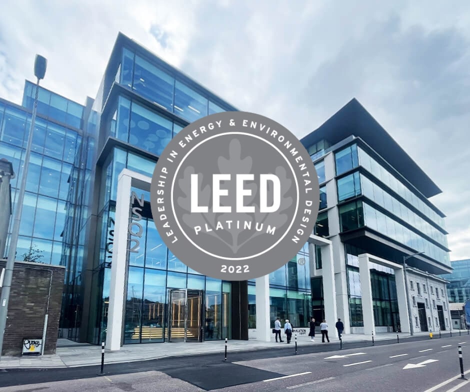 Bâtiment de NetApp à Cork avec superposition du logo LEED PLATINUM 2022 (Leadership in Energy and Environmental Design)