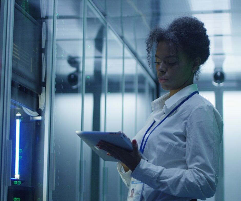 uma pessoa que trabalha em um datacenter