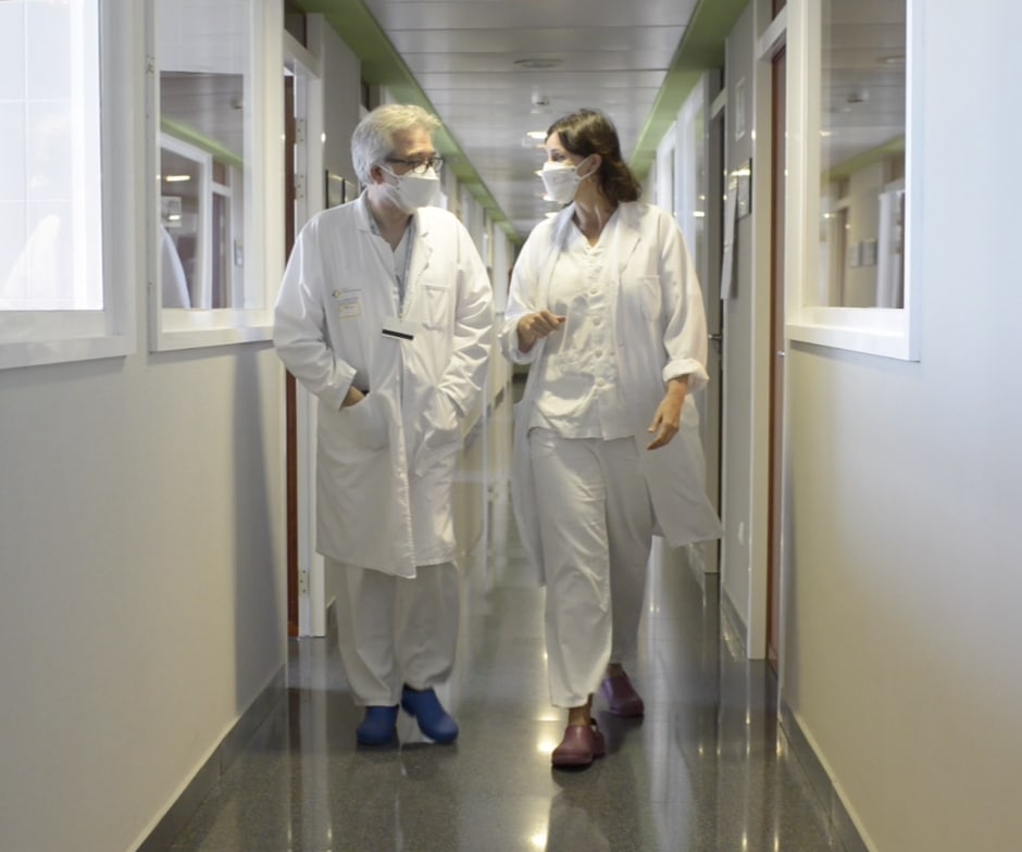 trabajadores de la salud caminando por el pasillo