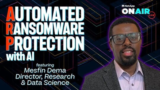 Arte promocional para proteção automatizada contra ransomware com IA, mostrando um apresentador em um fundo com tema tecnológico.