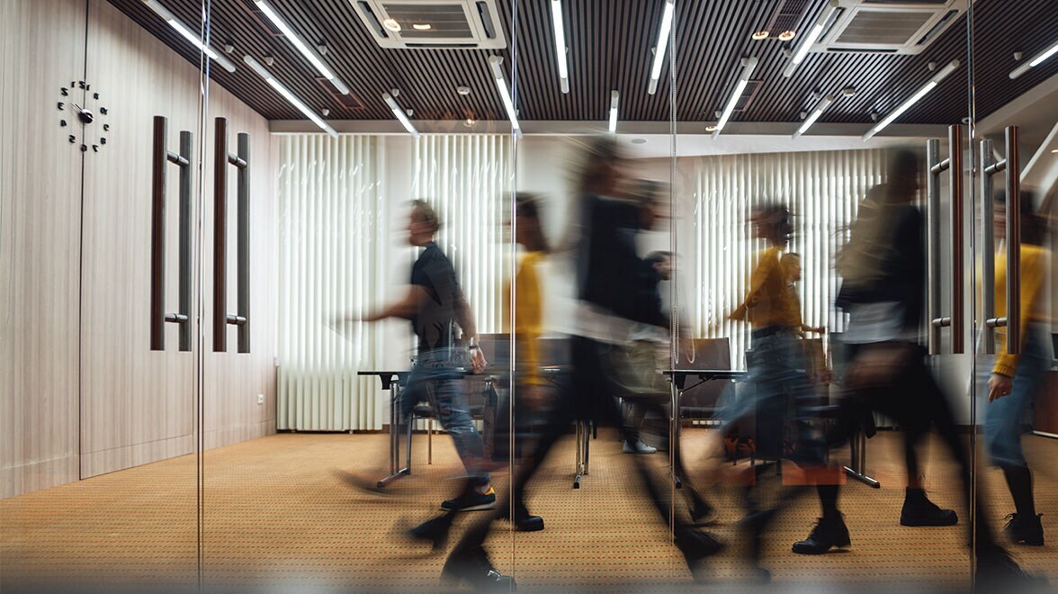 líderes de ia caminhando por dentro do prédio