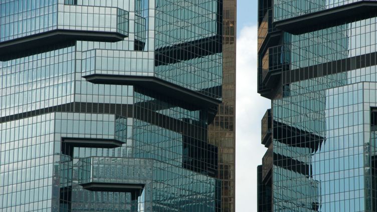 玻璃幕墙建筑,阴影与建筑交相辉映