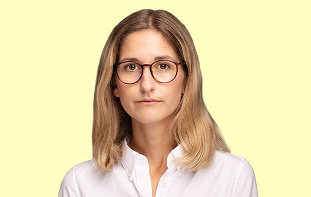 Fille avec des lunettes sur fond jaune