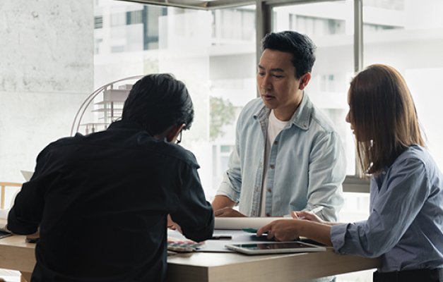 設計計画を立てている人々