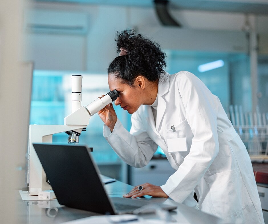 científico usando un microscopio
