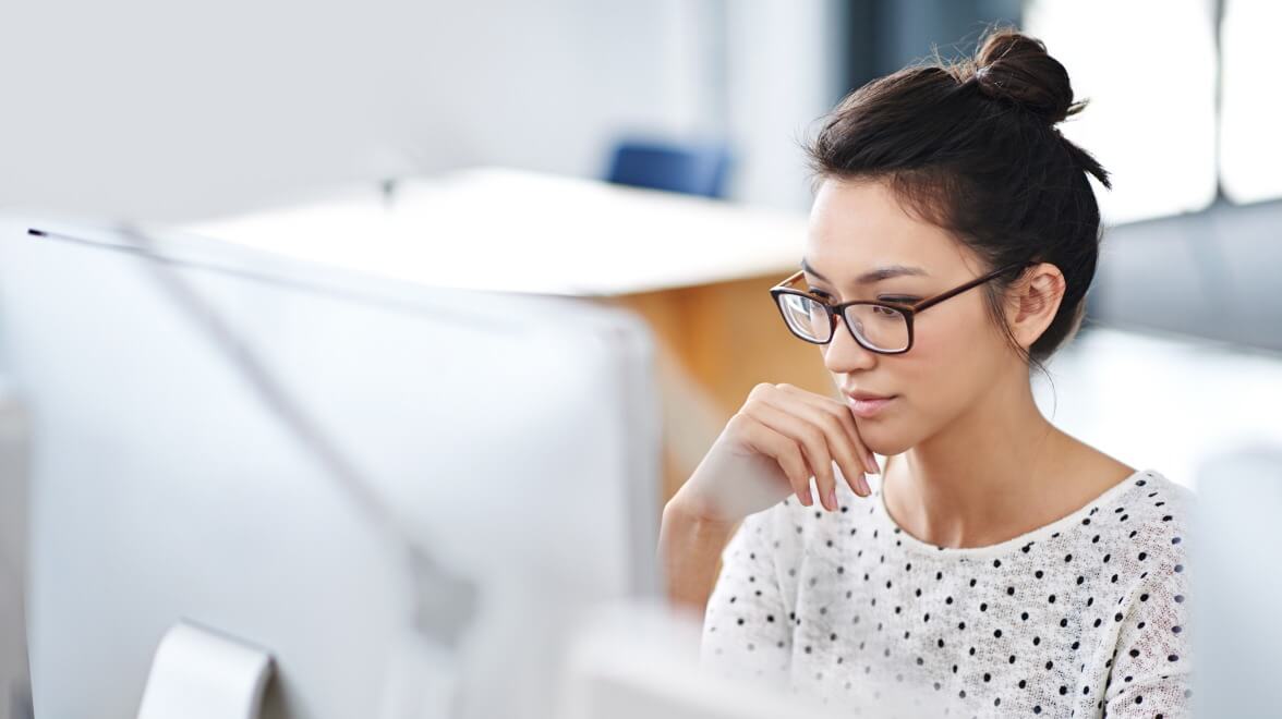persona che guarda il monitor e pensa