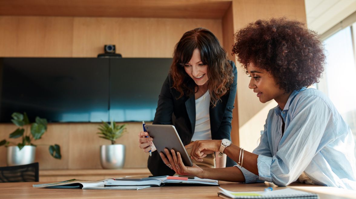 Colegas de trabalho olhando para o tablet