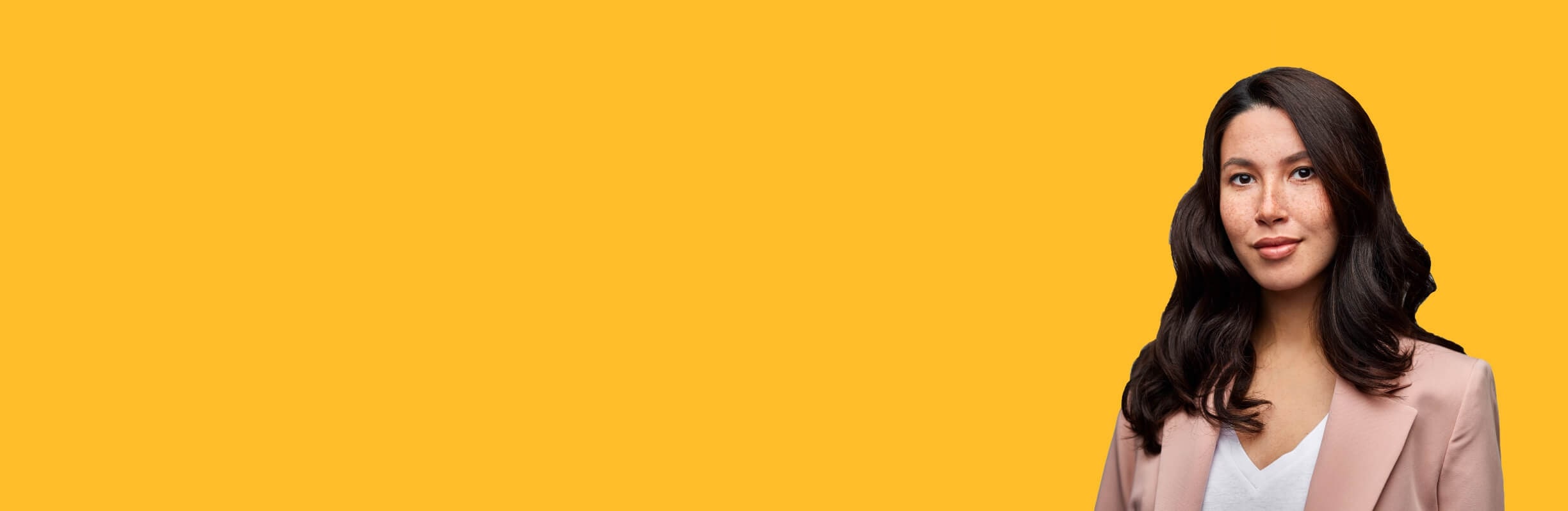 persona in abito professionale in posa per l'immagine con sfondo giallo