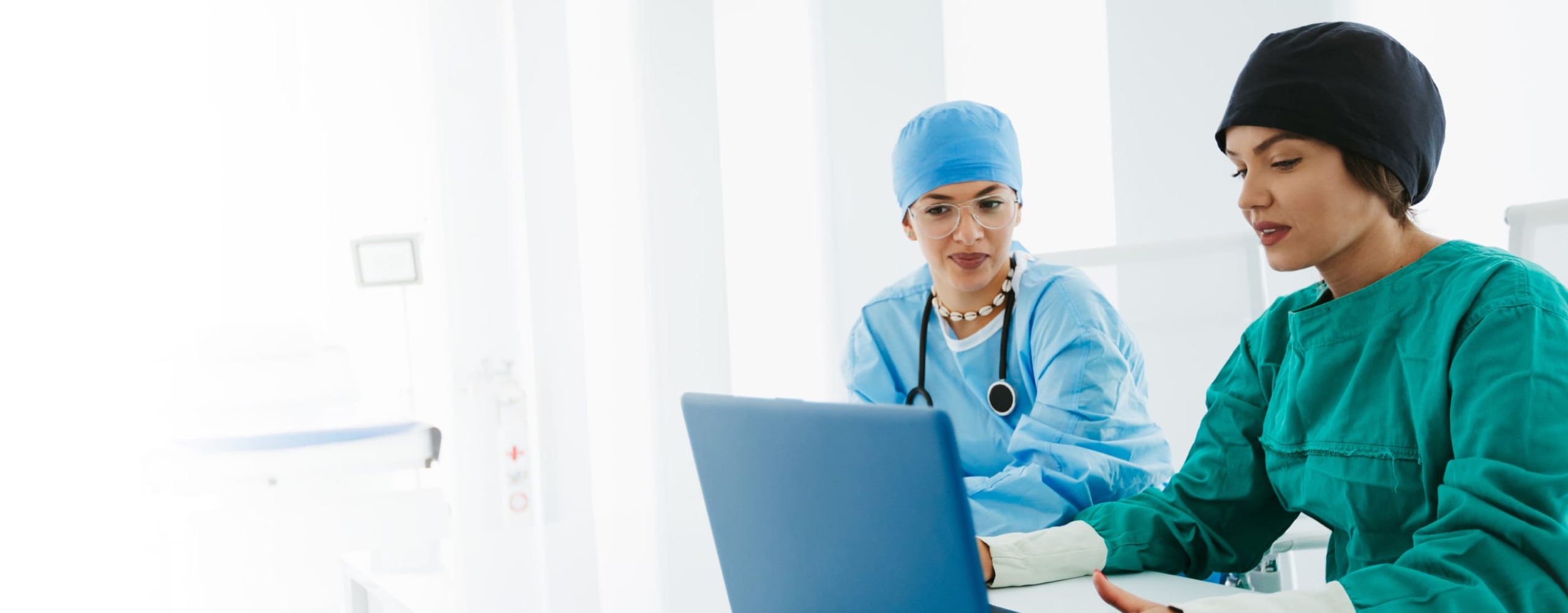 Médecins analysant des données