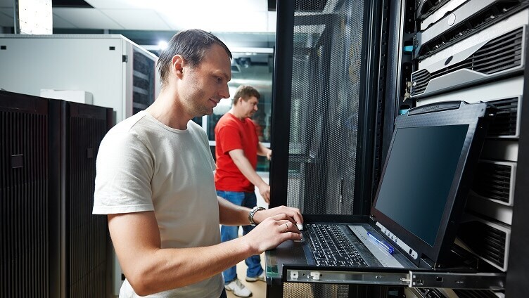 Homme travaillant sur un ordinateur portable