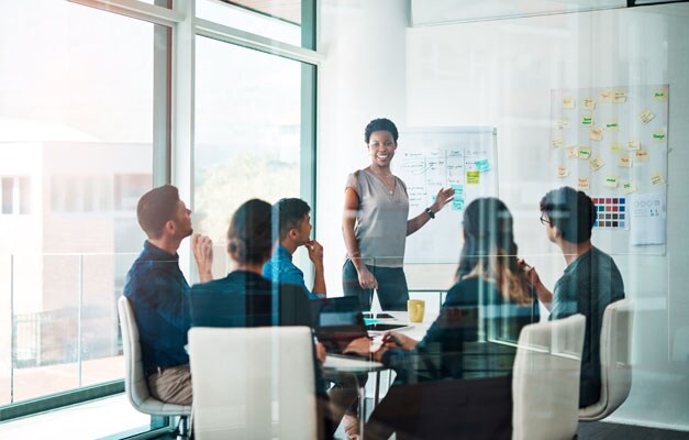 Personen, die in einem Tagungsraum arbeiten