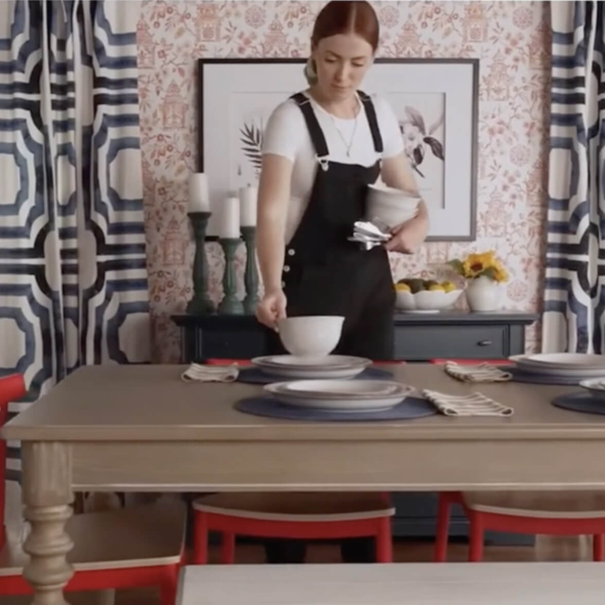 personne portant un tablier et travaillant la table
